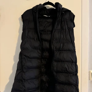 Svart Zara Väst - Fin och knappt använd svart väst från zara!  Perfekt till hösten! Storlek: M 
