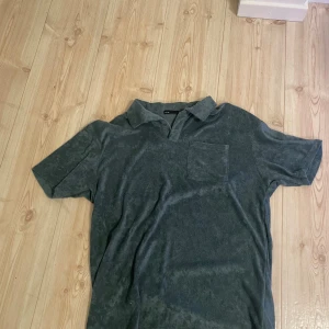 Pike - Lager 157 pike i handuksmaterial. 50kr men om du vill köpa alla3 lager pikés på min profil då hör av dig du får alla för 125kr och frakten blir billigare. Storlek s men passar s-m i fin grön färg 