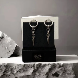 Otroligt snygga örhängen - Otroligt snygga örhängen som säljes i par. Material: rostfritt stål  Pris:240 sek