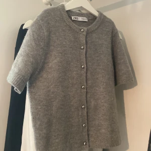 Stickad t-shirt från zara.  - Fint skick! Aldrig fått någon användning av den