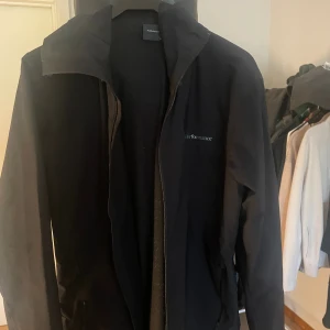 Peak jacka  - Säljer denna feta peak jacka som är knappt använd och väldigt skön. Den passar väldigt bra till hösten. Hör av er vid frågor 