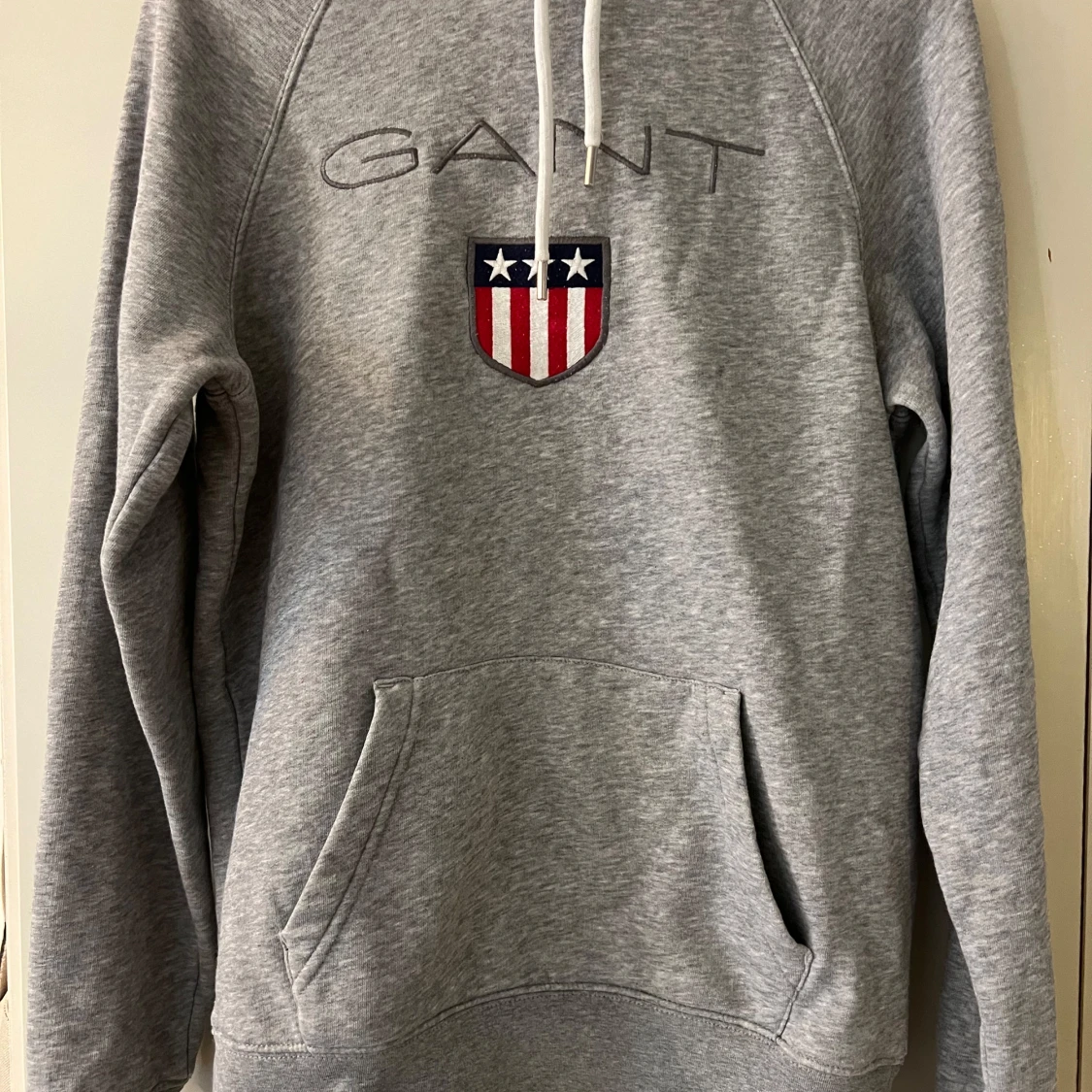Grå hoodie från GANT