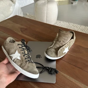 Golden goose  - Storlek 41 men passar den som har 42 Skicket är ganska så bra på dem. Skulle säga stark 6/10 