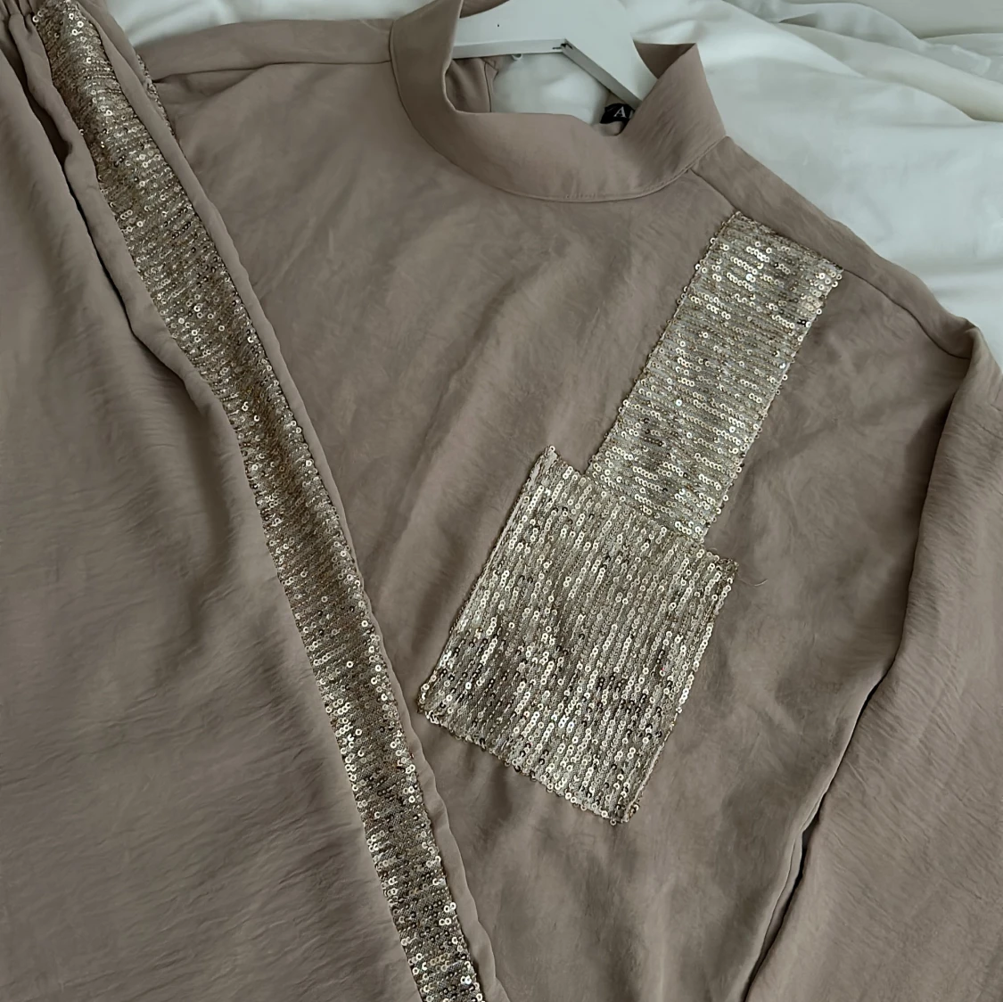 Beige tröja med paljettdetaljer - 90