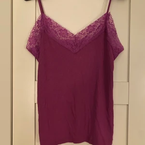 Lila linne med spetskant  - Säljer detta söta lila linnet med en bred spetskant. Oanvänd. Väldigt mjukt & härligt material✨