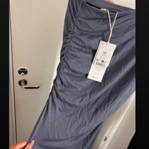 Tjol från Gina Tricot  - Tjol från Gina Tricot har aldrig använt den och är i storlek xs den är lång också 
