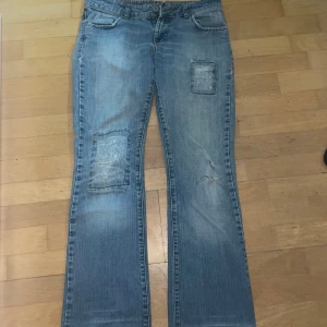 Lowwaist bootcut jeans💋 - As snygga vintage lowwaist bootcut jeans med snygga detaljer. Storlek S/M❤️ Skriv vid frågor eller tryck köp nu! 