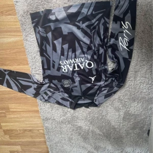 Paris tröja limited edition - Helt oanvänd, köpt ifrån Paris  