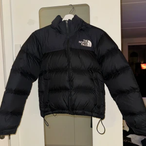 Northface Puffer Jacket - Använd seriöst 1 gång, köpte fel storlek för så 4 år sen och orkade aldrig lämna tillbaka den… Köpt för 3000kr. Normal/lite större i storleken och har Gömd huva i kragen.