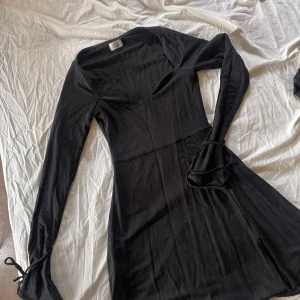 Klänning från Oh Polly - Klänning från Oh Polly. Använd en kvällen så den är som ny. Den är i stretchigt material men formar kroppen jättefint! Storleken på klänningen är samma som modellen har på bilden.