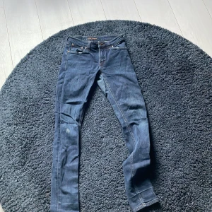 Nudie jeans - storlek 27/32 mörkblå jeans nypris ca 1600kr säljer pga för små för mig passar en om man är ungefär 175