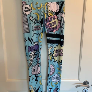 Stronger tights - Tights från Stronger Knappt använda Har några märken på båda knän som kan ses på bild 3 & 4 
