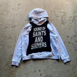 Reworked hoodie - Hoodie med print och påsydd tanktop. Vintage skick utan flaws. Baggy passform