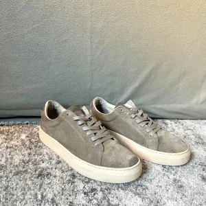 Vagabond Paul 2.0 - Säljer mina sjukt snygga vagabond Paul 2.0! Dem är väldigt fräscha med få defekter. Fråga för mer information om defekterna. Färgen är ljus grå och storleken är 41. Nypris: 1400, jag frågar efter 500. Vi flera frågor, skicka ett meddelande