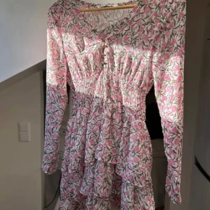Snygg miniklänning  - Supersnygg mini klänning från zara! Köpt här på plick men har själv aldrig använt och den är i jätte bra skick.💕 säljs eftersom den inte kommer till användning. Köpt för 350:-