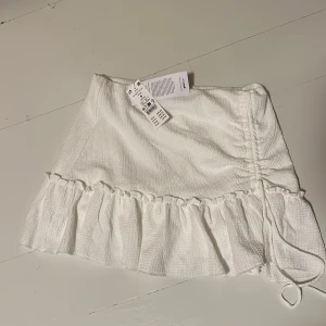 Kjol - Jätte söt kjol från Gina tricot. Helt ny lappen kvar men har ej kommit till användning. S