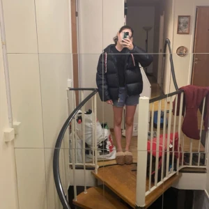 Tommy Hilfiger Vinterjacka - Hej, Säljer nu min vinterjacka då jag köpt en ny och den inte längre kommer till användning. Den är i storlek xs men passar mig som brukar ha xxs och passar min syster som brukar ha S. Inga defekter alls. Köpt förra året för 3195kr💓 