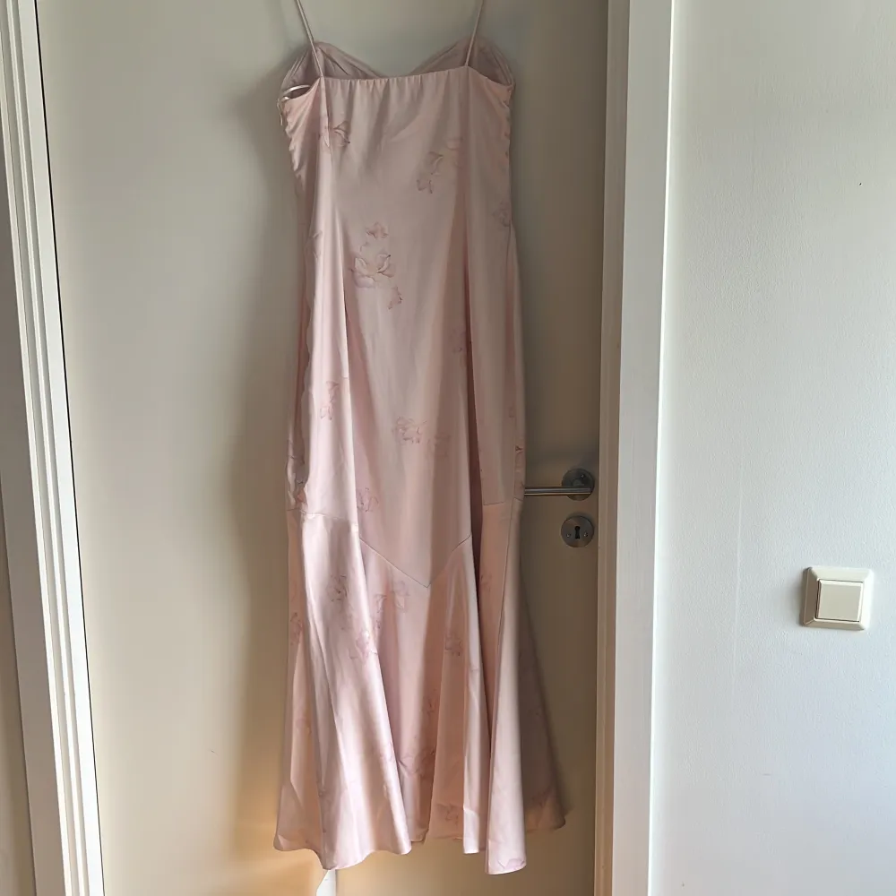 Superfin adoore marseille maxi dress i färgen pastel pink. Helt oanvänd i nyskick i storlek 38, finns inte kvar på hemsidan. Passformen passade inte mig helt tyvärr!  Ny pris: 1595. Klänningar.