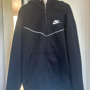 NIKE TECH ZIP HOODIE - ANVÄND 5-6 gånger  Ny pris 550 kr Mitt pris: 200-250kr