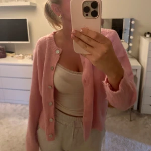 Rosa kofta - Jättefin rosa kofta i storlek S. Jag har klippt av lapparna så ingen aning vart den är ifrån tyvärr. 💗