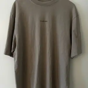 Säljer en large acne studios t shirt. Superfint skick. Knappt använd! 