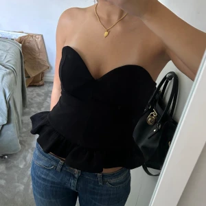 Tubtopp från object💗 - Svart tubtopp från object med volanger!!storlek m💗💗