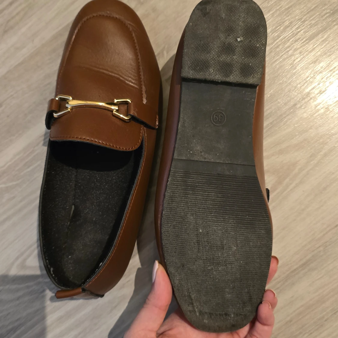 Bruna loafers med gulddetalj - 91