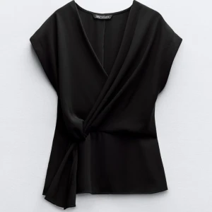 Zara topp - säljer denna superfina svart blus från zara❤️ endast provad så i toppskick, storlek xs men passar mig som brukar ha s och m