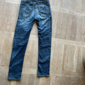 Säljer ett par Jacob Cohen byxor - Säljer ett par riktigt schyssta Jacob Cohen köpt på Plick för två veckor sen gamla ägaren hade haft dem i ca 3 veckor  längd 32 men skulle säga den passar som storlek 33 pris kan diskuteras 