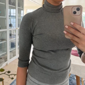 Trekvartärmad tröja - Säljer nu denna superfina trekvartsärmade tröja från zara. Säljer pga att den tyvärr inte kommer så mycket till användning längre.