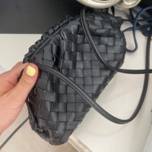 Väska - Superfin väska som liknar jackie väskan, knappt använd fick den i julklapp men använder inte små väskor så mycket💞INTE FRÅN JACKIE, denna kostar egentligen ca 700 kr