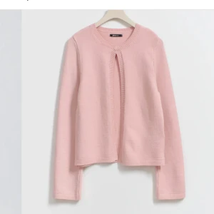 Babyrosa kofta - Jättesöt kofta endast använd en gång så bra skick, helt slutsåld på hemsidan🥰 ” one button knit cardigan ” 