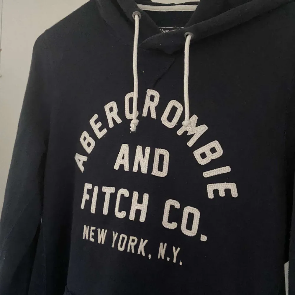 Säljer en abercrombie hoodie i storlek xs men passar S/M. Den är i bra skick och passar bra till hösten. Hör av er vid funderingar🙏. Hoodies.