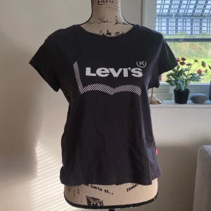 Levi’s T-shirt  - • Normal-Bred Passform • Upplevs som storlek 36 • Aldrig använd • Bild 2 och 5 visar färgen bra • Mjukt tyg • Fråga gärna!