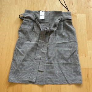 Kjol NELLY - Storlek M oanvänd kjol pris 249kr