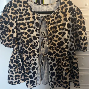 Leopard knyttopp - Nyskick! Men vet tyvärr inte vart den är ifrån