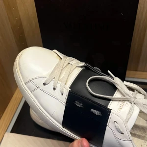 Valentino Opens - Äkta Valentino Opens, allt og tillkommer. Skicket är 7/10 men det avgör ni själva! Hör av er vid funderingar! ✌️