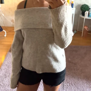 Beige stickad (off-shoulder) tröja  - Säljer min fina beiga stickade off-shoulder tröja ifrån H&M! Så fin använt fåtal gånger men i jätte fint skick och inga defekter. Har i storlek M för att den ska vara lite mer oversized. Men passar S och L också. Hör av er vid intresse! 