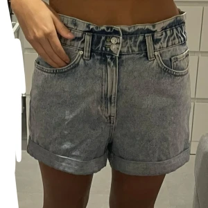 Högmidjade shorts - Säljer dem här shortsen, använda en eller två gånger. Säljs för att d ej är min stil.  Skriv för mer info eller bilder! 