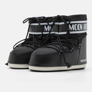 Svarta Moonboots  - Säljer mina svarta jättefina Moonboots då jag tyvärr inte har använt dem så mycket som jag önskat. Jättebra skick, nypris ca 1800-2100 kr och säljer för 1050 kr. Skriv privat för fler bilder och köp gärna via köp nu instabox💞