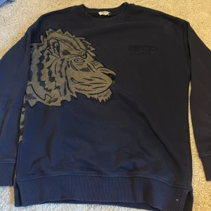 Kenzo Tröja - Skit snygg kenzo tröja! Superbra skick med noll defekter! Köpt för kanske 1000kr men säljer 500kr❤️❤️