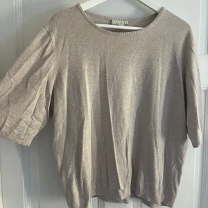 Stickad tshirt  - Säljer finstickad beige tshirt. Har haft denna som en lite oversized tröja vilket passformen varit perfekt till 👌🏼mjukt skönt material. Väldigt skrynklig på bilderna 😣😣