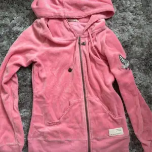 Säljer en superfin rosa hoodie från Odd Molly. Den är i ett mjukt material och har en snygg broderad detalj på ärmen. Hoodien har en dragkedja framtill och en skön luva. Perfekt för en avslappnad stil!