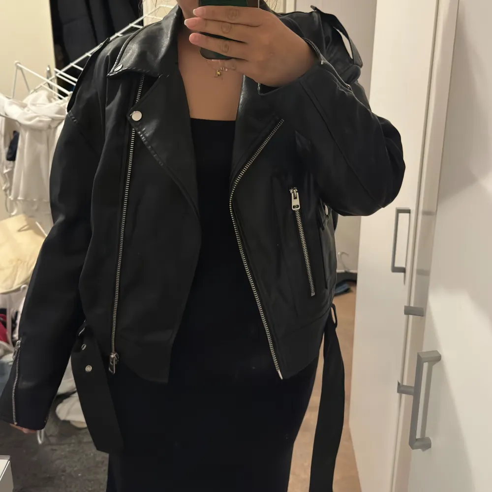  Oversize skinnjacka från missguided i storlek EU 40 passar bra som storlek M och använd några gånger + spårbarsfrakt . Jackor.