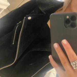 Svart mockajacka med dragkedja - Säljer en snygg svart mockajacka. 