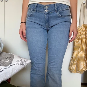 Low waist bootcut 5-pocket jeans - säljer dessa sjukt fina jeans i storlek 38, helt oanvända har inte hittat någon bra outfit till de, modellen är 167 cm lång. Pris går o diskutera 