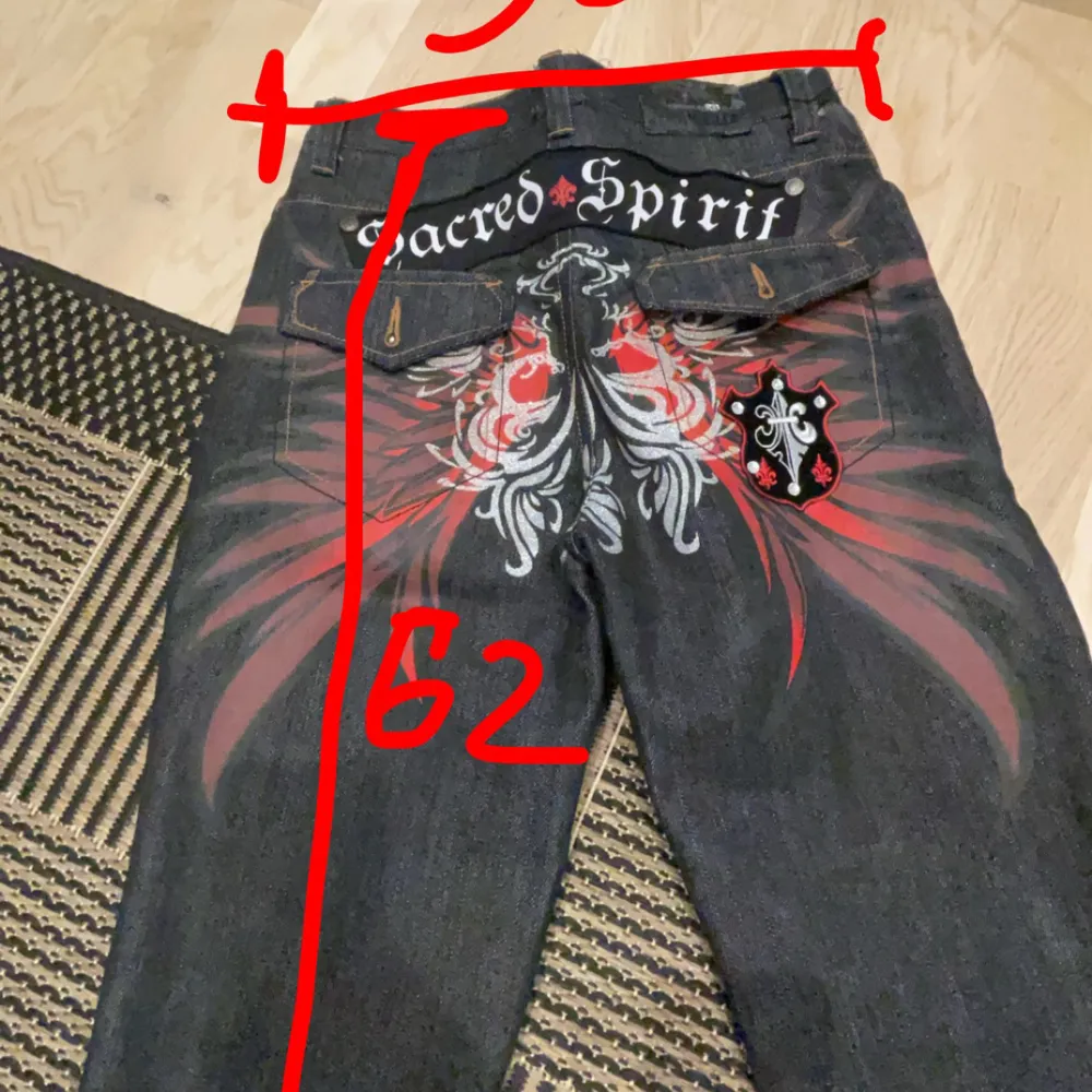 Köpte den på secondhand och använder int den pga den är för liten. Midjan är 36cm. Stilen är typ Drainer emo och streetwear. Och två knappar har lossnat från bakfickorna men det märkts inte . Jeans & Byxor.