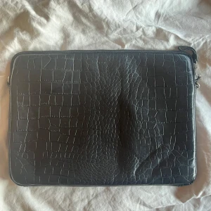 Datorfodral  - Svart datorfodral från Wera, relativt använd men fortfarande i fint skick!! Originalpris 500kr!