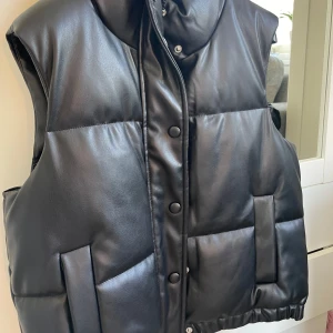 Skinnväst  - Helt ny skinnväst från JDY, prislappen är kvar💞 både varm, skön och snygg! Perfekt till hösten.  Nypris: 499kr Mitt Pris: 300kr Vid snabb köp kan priset diskuteras 