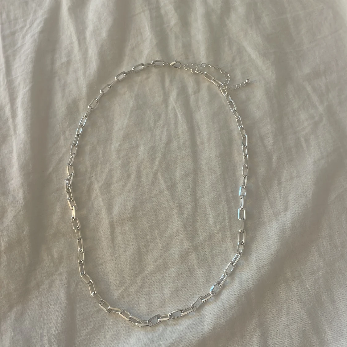 Två silver halsband. - 90